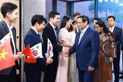 Prime Minister Pham Minh Chinh meets representatives from Vietnam’s embassy and other representative agencies and the Vietnamese community in the Republic of Korea (Photo: VNA)