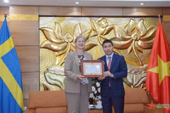 President of the Vietnam Union of Friendship Organisations Phan Anh Son (R) presents “For peace and friendship among nations” insignia to Swedish Ambassador to Vietnam Ann Mawe (Photo: VNA)