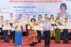 Outstanding blood donors receive certificates of merit (Photo: VNA)