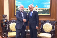Vice Chairman of the People’s Committee of Ho Chi Minh City Vo Van Hoan (R) receives Czech Ambassador to Vietnam Hynek Kmoníček (Photo: sggp.org.vn)