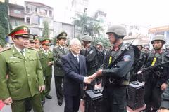 Party General Secretary Nguyen Phu Trong visits, inspects combat readiness of the Mobile Police Command (Ministry of Public Security), on January 2, 2016. (Photo: VNA)
