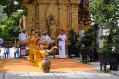 Chăm dance at Ponagar Temple towers lures visitors