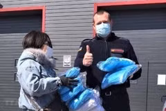 Overseas Vietnamese in Ukraine present face masks to Odessa's military hospital