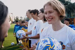 Ambassadors send Tet greetings, gender equality messages with female footballers