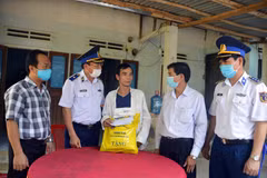Vietnam Coast Guard supports needy fishermen