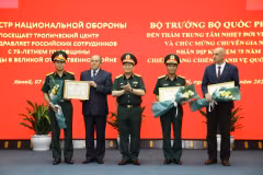 Defence minister visits Vietnam-Russia Tropical Centre