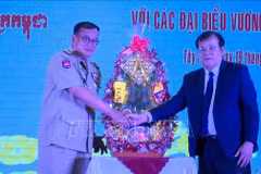 Cambodian border officials pay Tet visit to Tay Ninh 