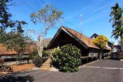 Ako Dhong: village in the city