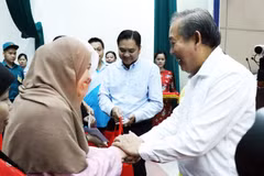 Officials present Tet gifts to needy people 
