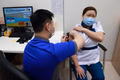 Singapore begins COVID-19 vaccination for health workers