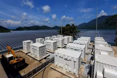 EVN calls for investment in solar power plants on reservoirs