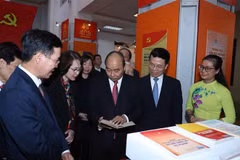 PM visits book exhibition marking Party’s founding anniversary