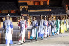 Ao dai show impresses visitors to Hoi An