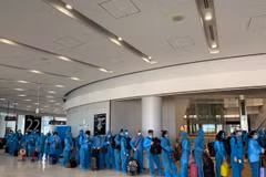 More Vietnamese citizens from abroad return home 