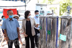 Another RO water purifier presented to Ben Tre province