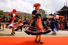 Vietnamese Guinness record of bamboo pole dance set