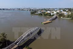 Towboat owner, driver in Ghenh Bridge collapse prosecuted