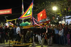 Central province throws festival fit for sea gods