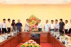 Hanoi Party Secretary congratulates VNA on Journalism Day