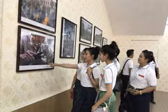  Images of Laos go on display in Hanoi