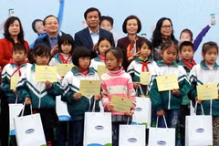 Hung Yen: Disadvantaged children receive scholarships, free milk