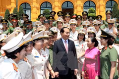 President Tran Dai Quang meets outstanding policewomen