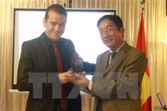 Brazilian TV presenter receives Vietnam’s press award 2016