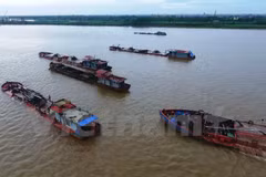 Illegal sand mining damages Hanoi’s dyke