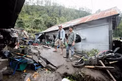 Flood forces thousands of Indonesian to evacuate 