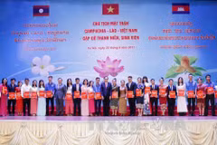 Vietnam, Laos, Cambodia front chiefs meet outstanding students 