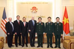 Defence Minister greets US armed services official 