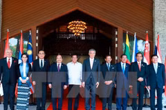 PM and spouse arrive in Hanoi after 30th ASEAN Summit