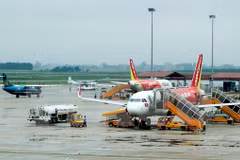 Noi Bai airport tells airlines to reduce delays