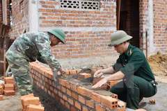 Poor ethnic minorities in Phu Yen aided to build houses