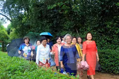 Vice NA Chairman greets former Vietnamese teachers in Thailand