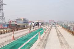Gov’t urges early completion of Hanoi rail projects