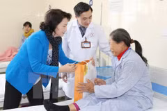 NA Chairwoman pays Tet visit to hospital K