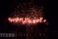 French, Canadian teams compete at fireworks festival
