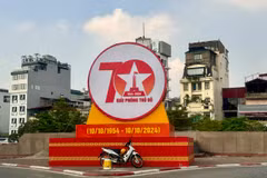 Hanoi has finished street decorations to celebrate the 70th anniversary of the Liberation Day (Photo: VGP)