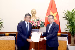 Japanese Ambassador to Vietnam Ito Naoki (L) delivers a message of sympathy from Japanese PM (Photo: VNA)