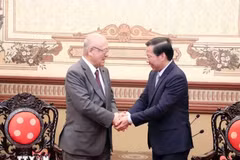 Phan Van Mai (R), Chairman of the municipal People’s Committee, hosts advisor to the Japan-Vietnam Friendship Parliamentary Alliance Tsutomu Takebe (Photo: VNA)