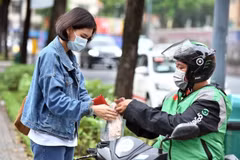 Indonesia–based ride-hailing and delivery service app Gojek has decided to exit Vietnam from September 16 as a step towards focusing its operation in major markets with higher growth potential. (Photo: VNA) 