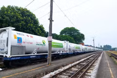 A train carrying the first 16 ISO tanks containing LNG from the South to the North. (Photo: PV Gas)