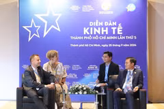 Vice Chairman of the Ho Chi Minh City People's Committee Bui Xuan Cuong (R) receives Torsten Bonew, Vice Mayor of Leipzig. (Photo: VNA)