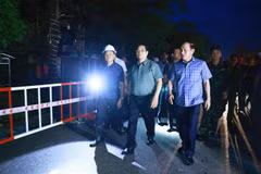 PM Pham Minh Chinh inspects an old apartment building in Hai Phong city. (Photo: VNA)