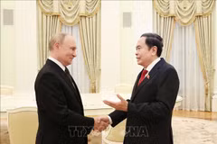 National Assembly Chairman Tran Thanh Man (Right) and Russian President Vladimir Putin at their meeting in Moscow on September 10. (Photo: VNA)