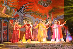 "Ao dai" show at the festival. (Photo: VNA)