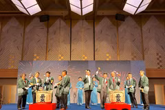 The sake barrel breaking ceremony to inaugurate CMC's third office in Japan. (Photo: VNA)