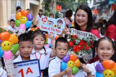 A teacher and students at Thang Long Primary School in Hanoi on September 5. (Photo: VNA)