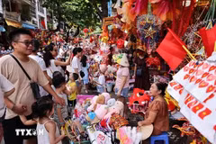 People gather at Hang Ma Street, Hanoi, that sells various items for Mid-Autumn Festival. (Photo: VNA)